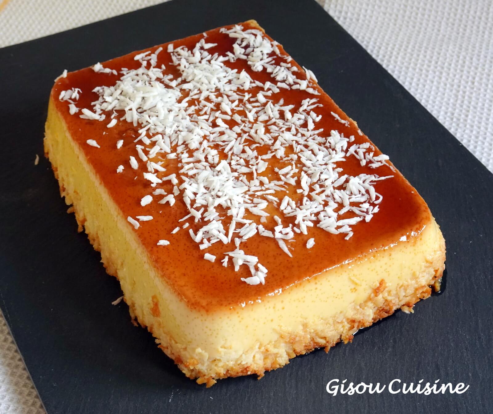 Flan noix de coco et caramel posé sur ardoise