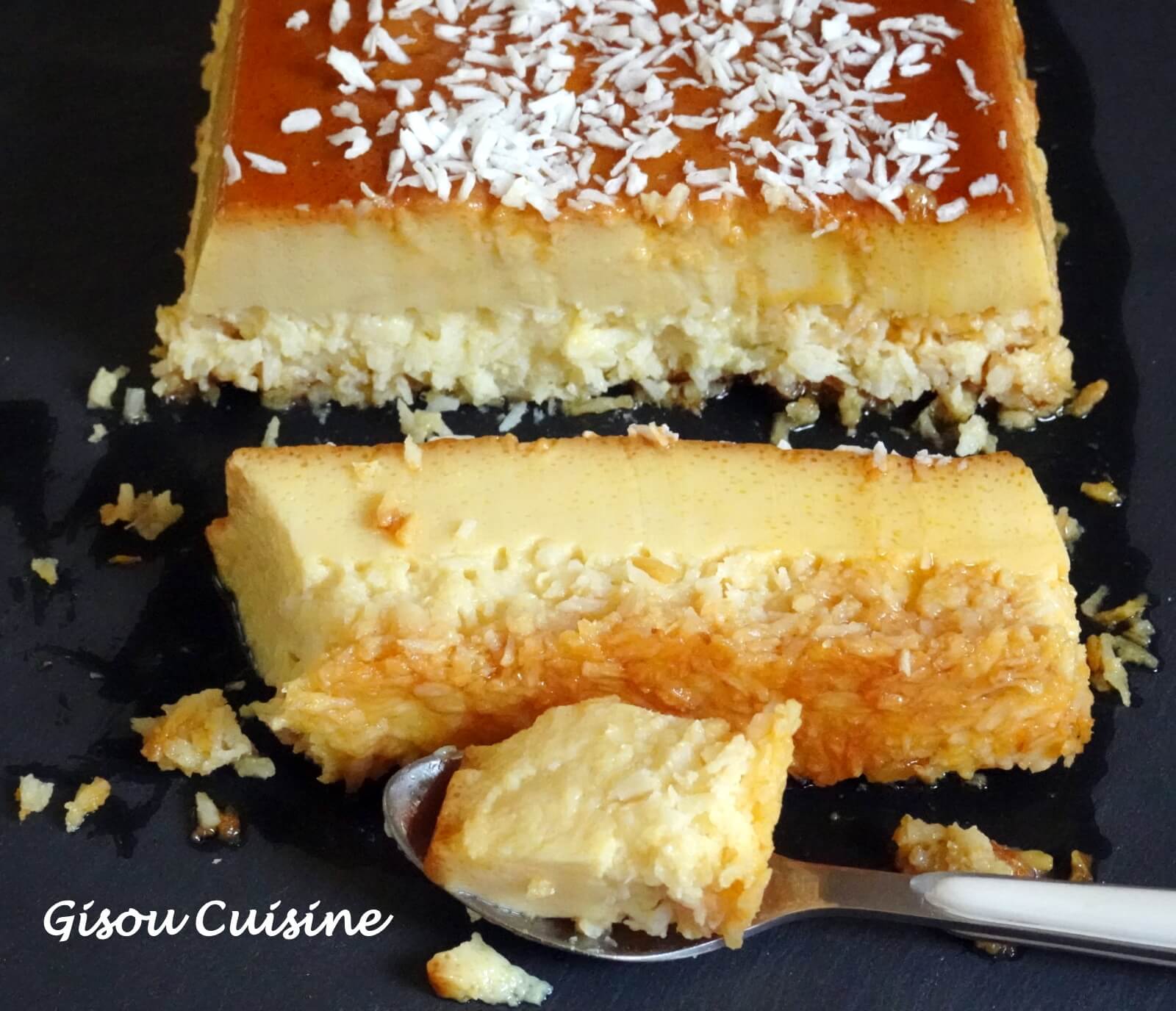 Flan noix de coco et caramel posé sur ardoise