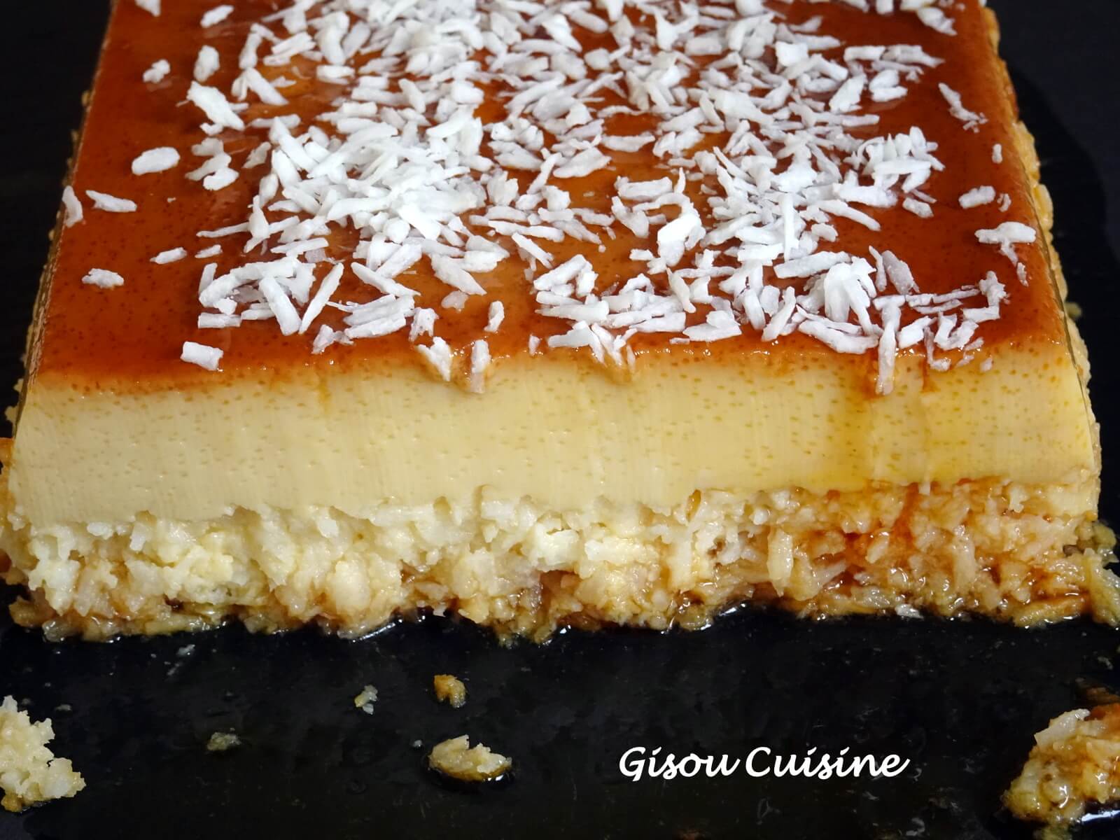 Flan noix de coco et caramel posé sur ardoise