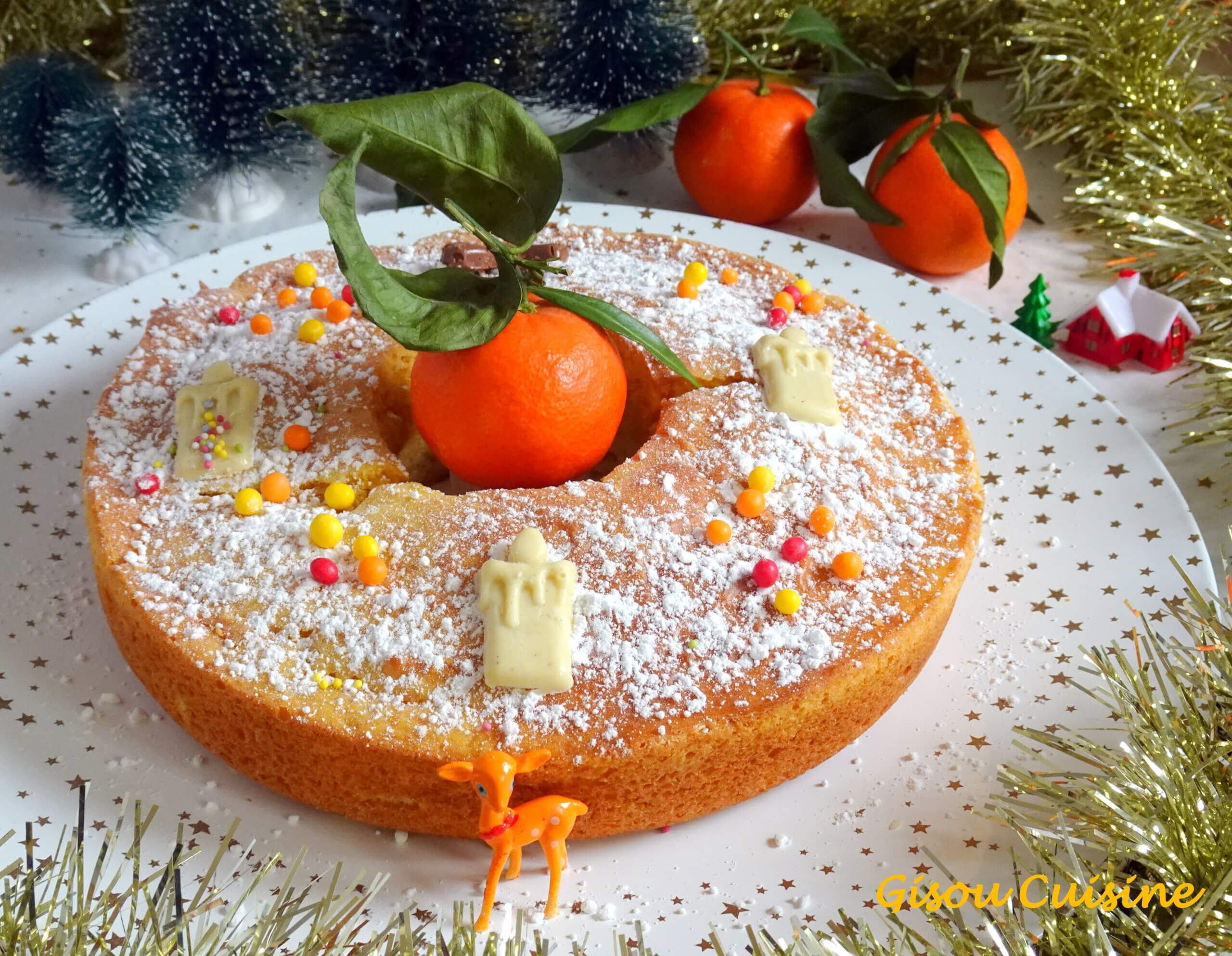 gâteau à la clémentine avec deux clémentines entière et décoration de noël