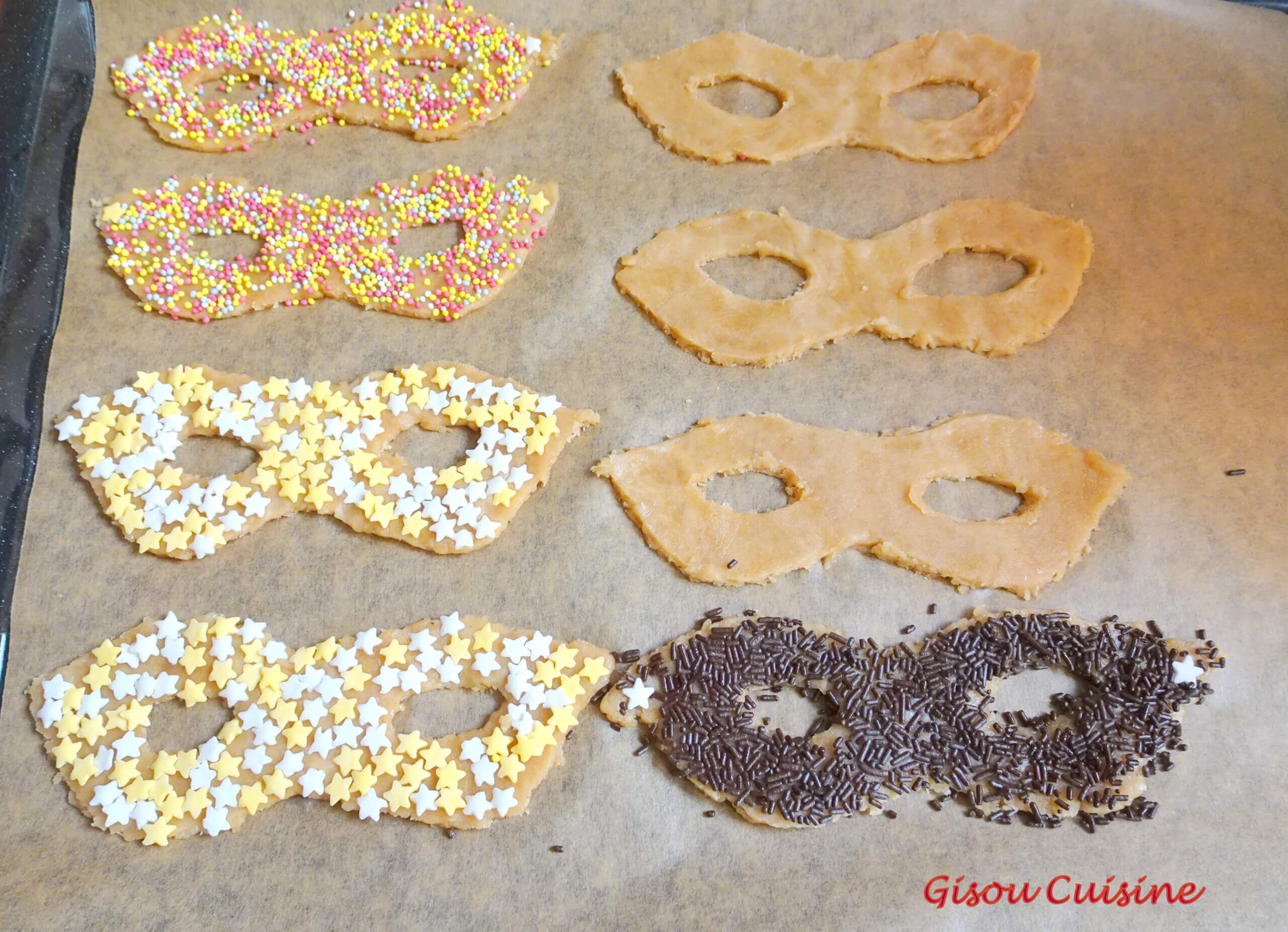 Masques biscuits avec friandises de carnaval avant cuisson