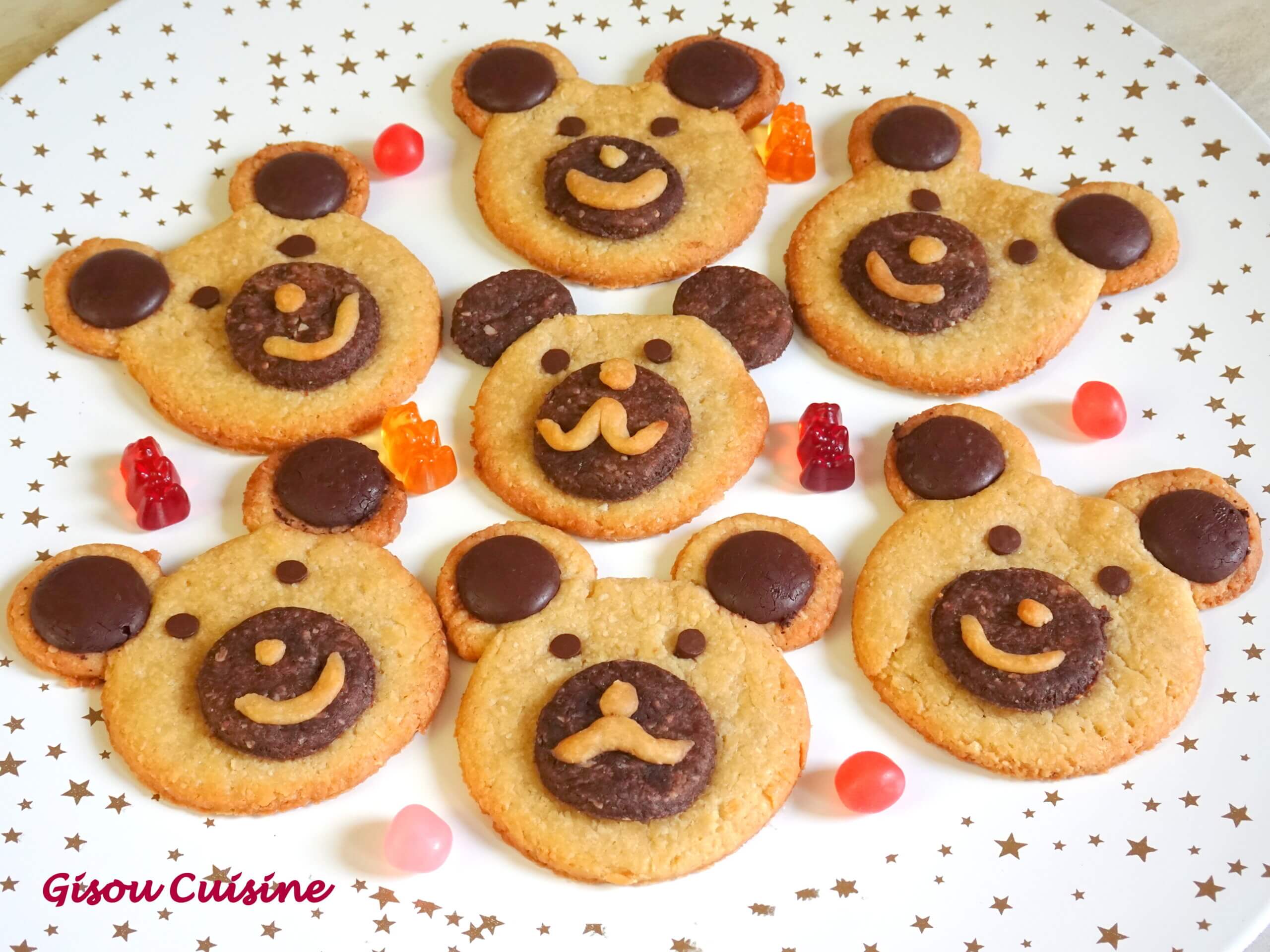 Plusieurs biscuits petits oursons posés sur un plat