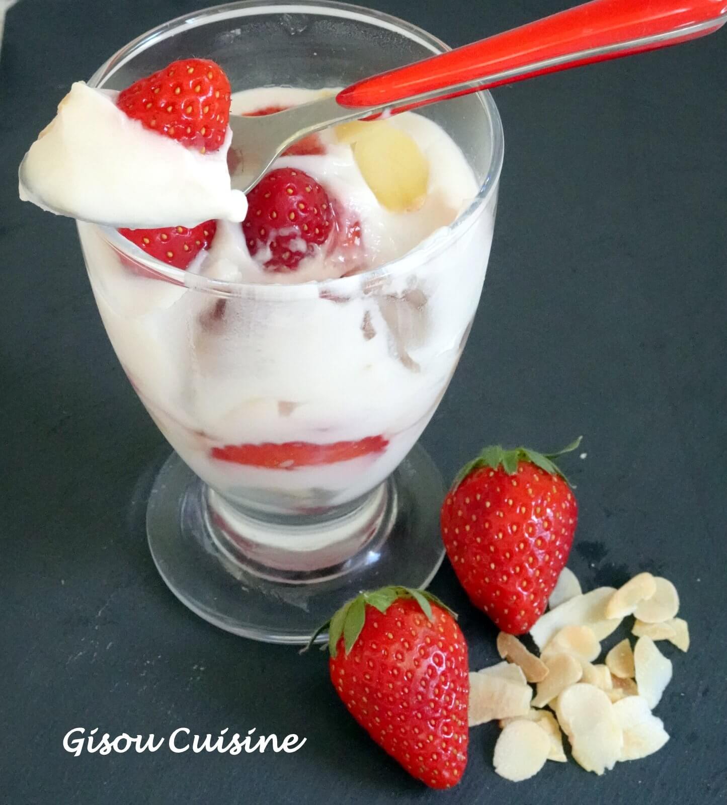 Verrine de fraise à la crème d'amande