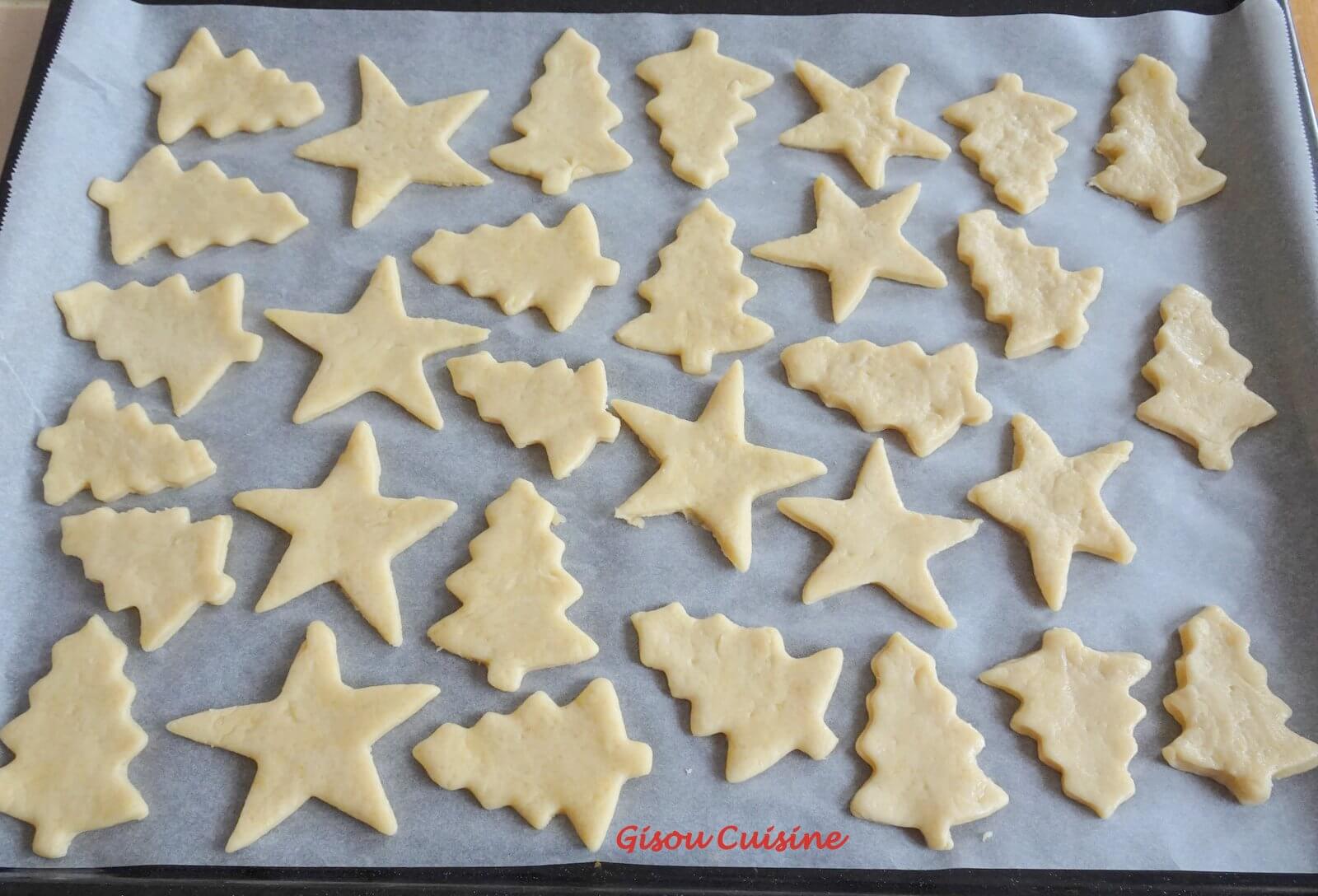 biscuits à la pâte d'amande noêl avant la cuisson