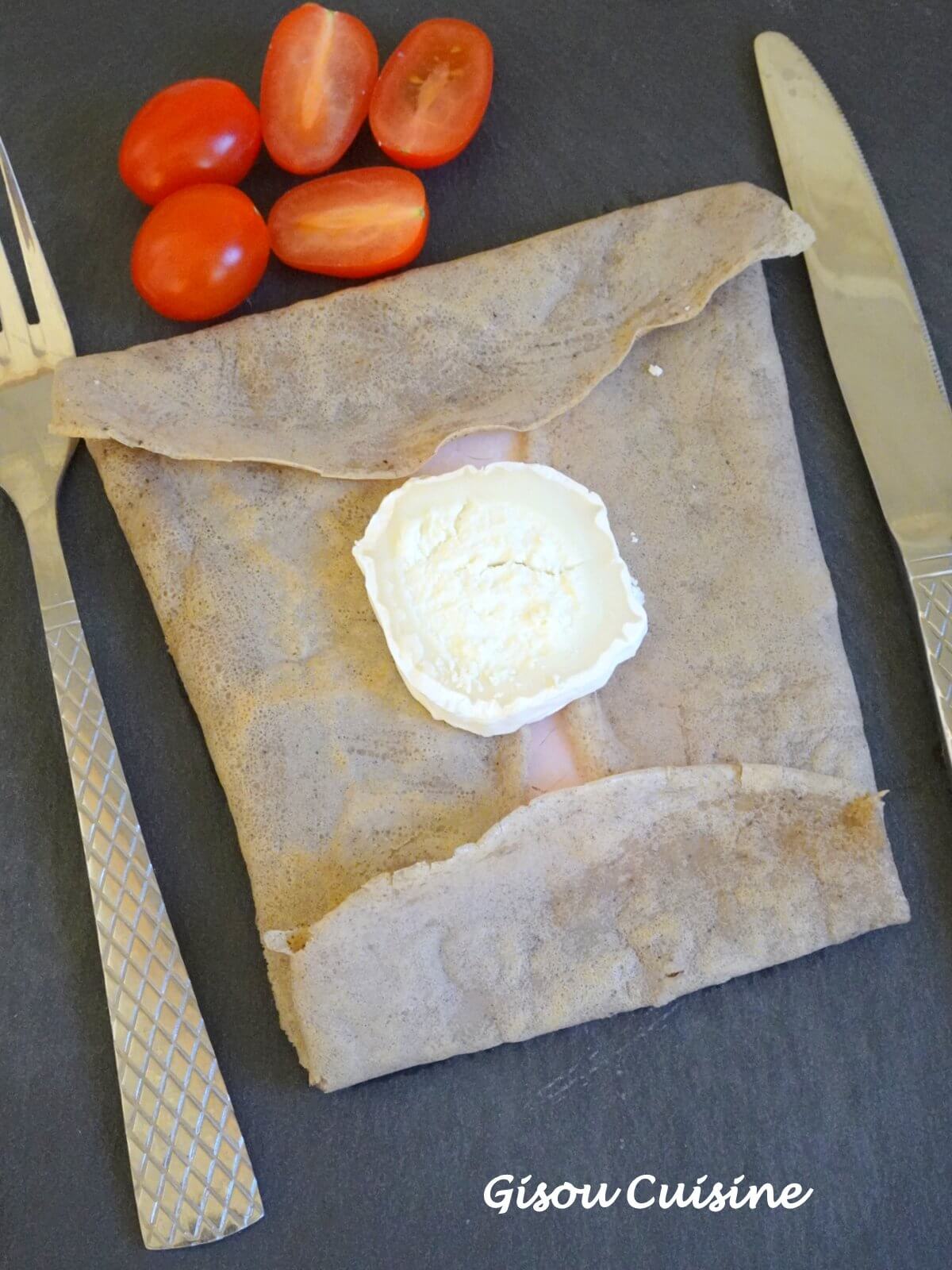 Crêpes au sarrasin garnies de fromage de chèvre et jambon