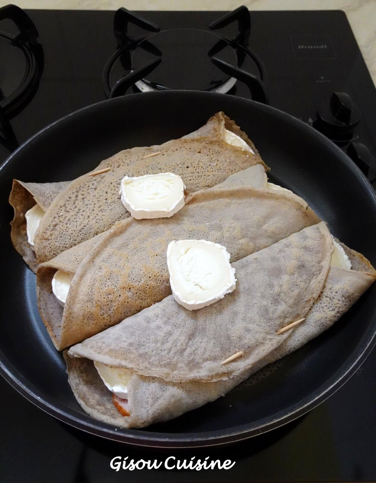 Crêpes au sarrasin garnies de fromage de chèvre et jambon