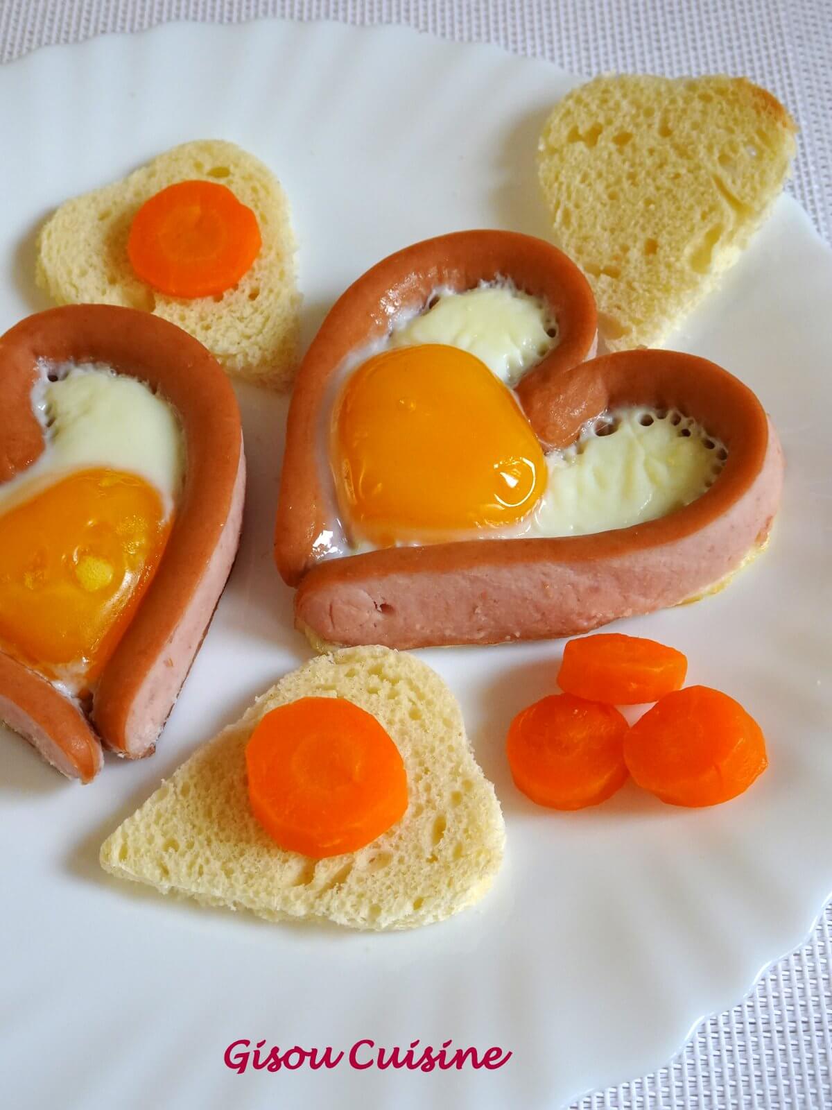 Oeuf au plat dans une saucisse de strasbourg en forme de coeur. Idée saint Valentin.