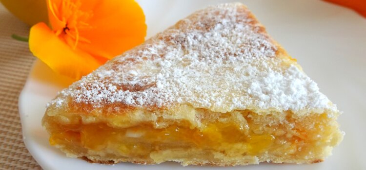 Galette garnie à l'abricot et amande