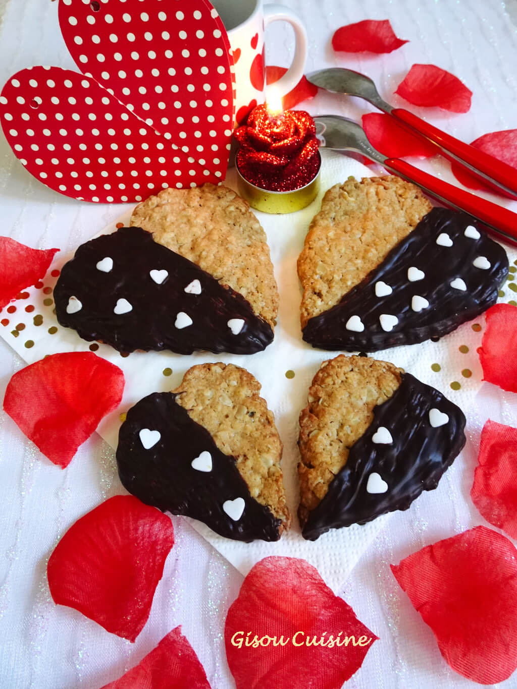 biscuits en forme de coeur au beurre de cacahuète et flocons d'avoine